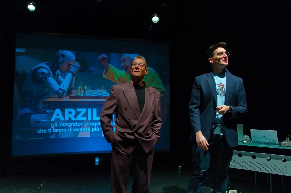 Antonio Colucci e Paolo Capozzo in scena in Artificiale sarà lei, lezione-spettacolo di teatro didattico sull'Intelligenza Artificiale